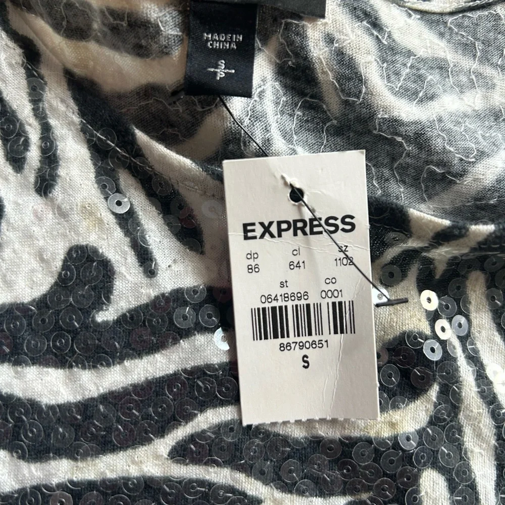 6️⃣for $3️⃣0️⃣‼️ Zebra Top from Express NWT - Picture 2 of 5